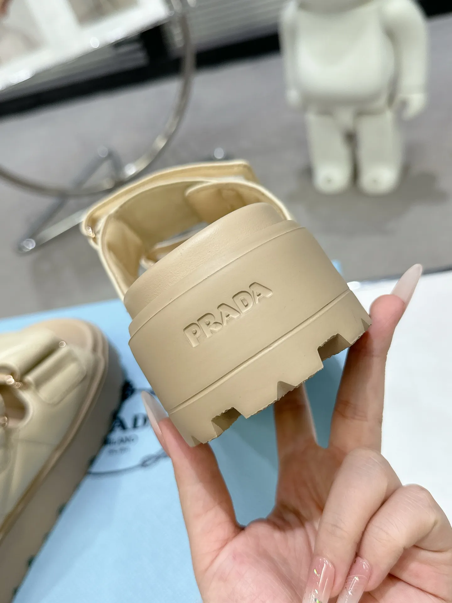 👟👟Ex-factory price 440👟👟 PRADA 2025 vs spring and summer popular sandals series... [Thick-soled double-button sandals] Original 1:1 customization, this year's most fashionable and popular retro British style, simple and elegant, all styles are good-looking, platform thick soles make you slimmer and taller, very comfortable, fashionable and versatile... Many Internet celebrities are on their feet. These platform round-toe thick-soled shoes are very popular this year. They can be worn (increased) for both leisure and leisure. ❶Material: Customized imported calf leather ❷Inner: Customized imported sheepskin ❸Outsole: Original molded ultra-light outsole ❹Sole thickness: 5.5cm ❺Number of yards: 35-40 ❻Packaging: Original full set of packaging ☀Color: Official website updated simultaneously
